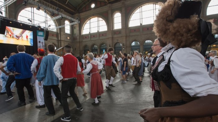 Der Zürcher Hauptbahnhof im Volkstanzfieber –  ein farbiges Fest für eine menschliche und solidarische Schweiz