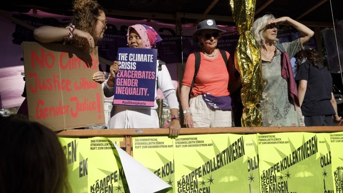 Frauenstreik mit Asmania und Klimaseniorinnen (Bild: Daniel Rihs)