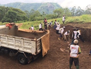 HEKS hilft im Kongo: Instandsetzung der Strassen
