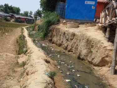 Ein unbefestigter Kanal, dessen Dämme während der Regenzeit zu gefährlichen Wegen werden.