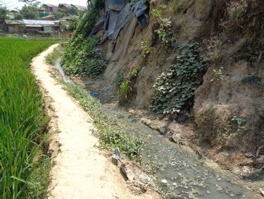 Ein unbefestigter Kanal, aus dem - ohne Massnahmen - während der Regenzeit stark verschmutztes Wasser auf die Felder laufen wird.