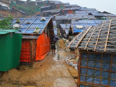 Monsun 2018: Bereits mit einem kurzen Monsunschauer verwandelten sich die Wege im Camp in Bäche, die nicht selten auch in die Häuser liefen und Erdrutsche hervorriefen.