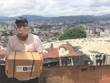 Francisco Parra, 70 Jahre alt, ehemaliger Fahrer, kann nicht mehr arbeiten, da er durch eine Krankheit arbeitsunfähig ist. Niemand sonst in seiner Familie hat eine Arbeit, und sie alle leiden unter dem Mangel an grundlegenden Dienstleistungen in der Gegend (La Pastora, in der Gemeinde Altos de Lidice, Caracas).