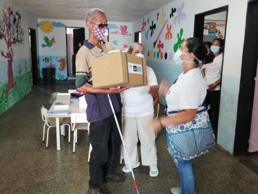 Luis Peralta, 75 Jahre alt, lebt seit 45 Jahren in der Nachbarschaft (Miranda State, Gemeinde Sucre). Wie die meisten seiner Nachbarn hat er ernsthafte Schwierigkeiten, Zugang zu grundlegenden Dienstleistungen zu erhalten, insbesondere zu Wasser.