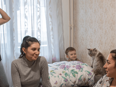 Zimmer mit Familie und Katze