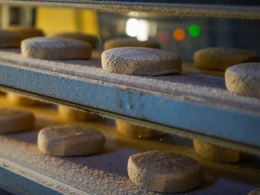 Um der alarmierenden Ernährungskrise in Syrien zu begegnen und Arbeitsplätze zu schaffen, baut HEKS zerstörte Bäckereibetriebe wieder auf. Südlich von Damaskus konnte bereits eine Grossbäckerei wieder in Betrieb genommen werden.