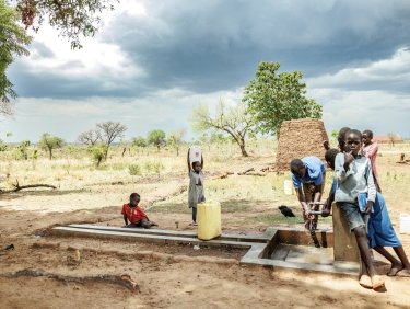 Durch Projektarbeiten wird sauberes Trinkwasser im Flüchtlingslager Bidibidi sichergestellt.