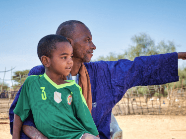 Ein Mann und ein Kind in einer trockenen afrikanischen Region