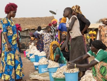 Menschen in Uganda auf einem Markt