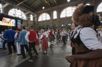 Der Zürcher Hauptbahnhof im Volkstanzfieber –  ein farbiges Fest für eine menschliche und solidarische Schweiz