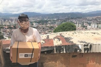 Francisco Parra, 70 Jahre alt, ehemaliger Fahrer, kann nicht mehr arbeiten, da er durch eine Krankheit arbeitsunfähig ist. Niemand sonst in seiner Familie hat eine Arbeit, und sie alle leiden unter dem Mangel an grundlegenden Dienstleistungen in der Gegend (La Pastora, in der Gemeinde Altos de Lidice, Caracas).