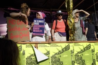 Frauenstreik mit Asmania und Klimaseniorinnen (Bild: Daniel Rihs)