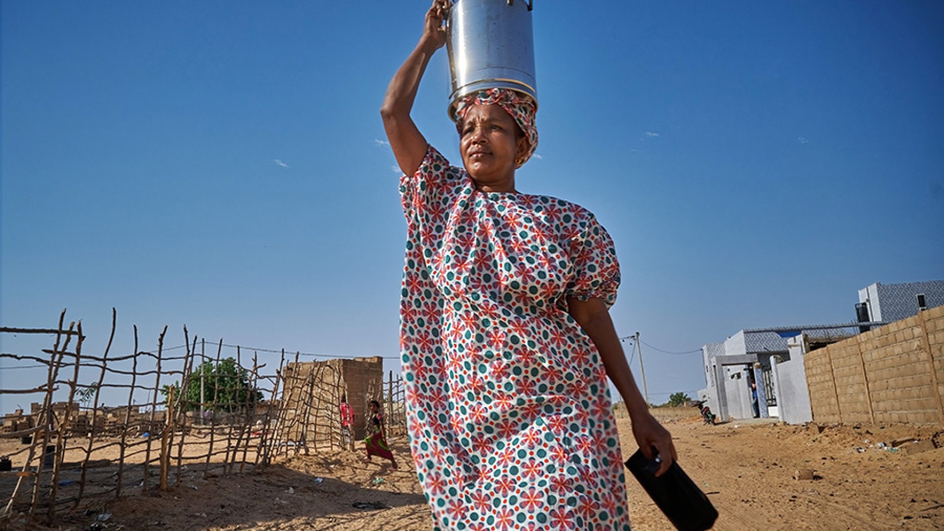 Oumou Sow bringt ihre Milch in die Molkerei, Barkédji