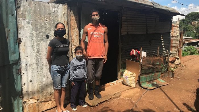 Die Familie Contreras kämpft um einen grundlegenden Zugang zu Wasser, Gas und Nahrung. Da beide Elternteile arbeitslos sind, leben sie von der Lebensmittelkiste der Regierung, die völlig unzureichend ist (La Pastora, in der Gemeinde Altos de Lidice in Caracas).