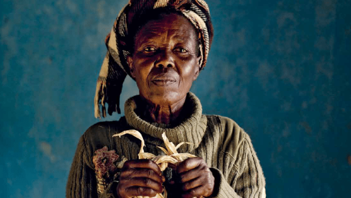 Ältere Frau mit Maiskolben