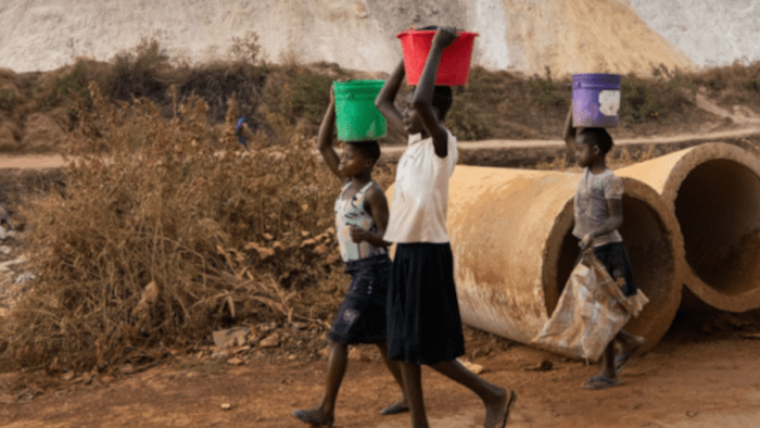 Wassertragende Kinder im Kongo